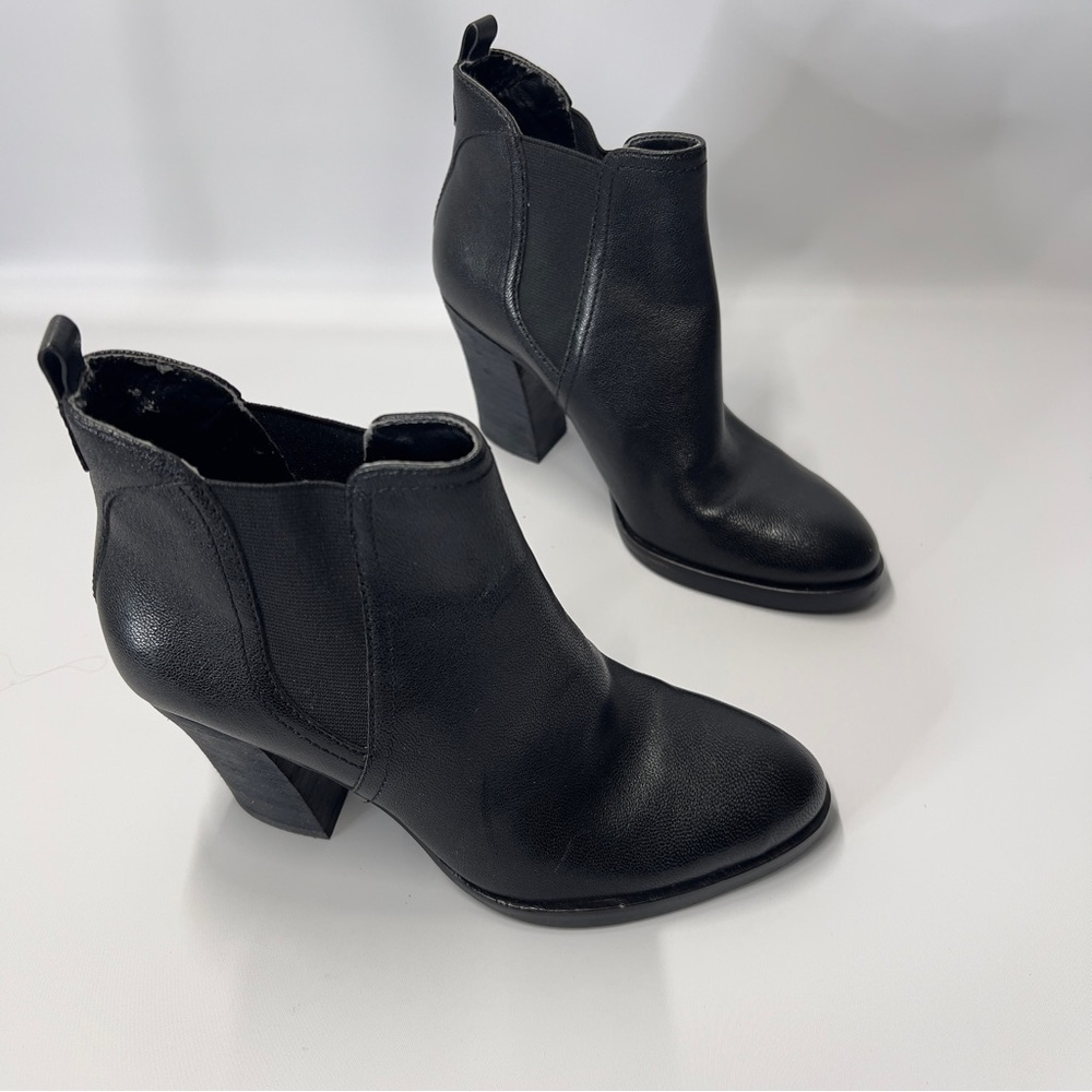 MARC FISHER Women’s Size 7 1/2 Black Ankle Chelsea Boot Booties